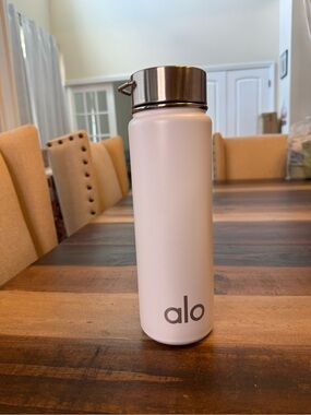 Alo White Stainless Steel Water Bottle Screw-On Lid Refillable, 24 fl oz